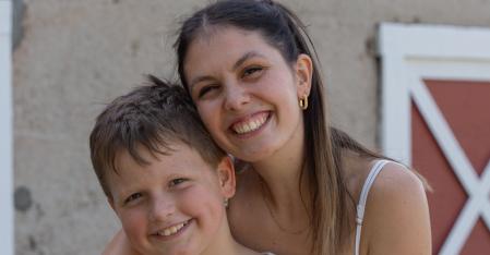 Requisiti del programma Au pair abbraccia il bambino ospite