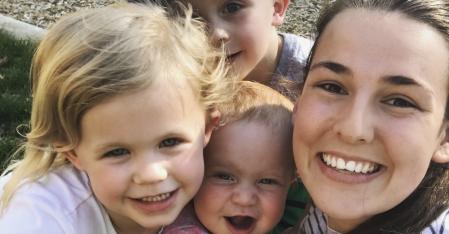 I tuoi compiti come au pair Au pair con tre bambini piccoli in braccio